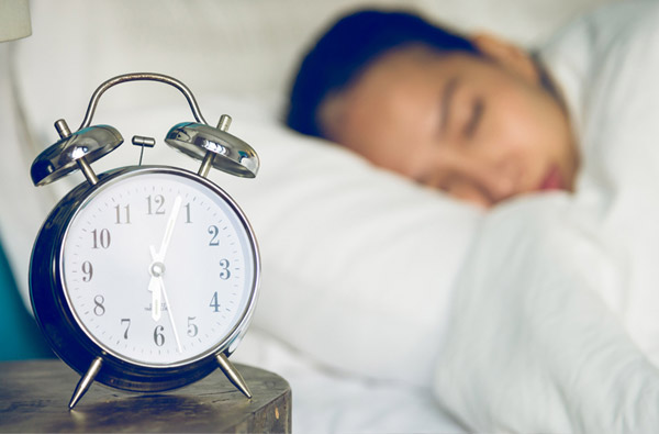 Ngủ đủ giấc, tránh thức khuya là thói quen tốt nên duy trì khi bị hoa mắt, chóng mặt